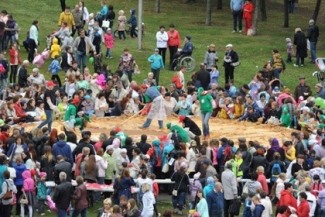 В День республики в Набережных Челнах испекли самый большой пирог в России