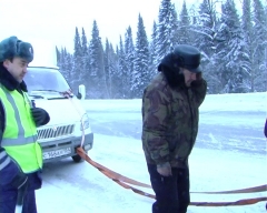 Новости  - Спасатели Татарстана помогли семье, замерзающей на трассе