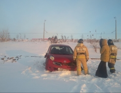 Новости  - На Ленинской дамбе Nissan от столкновения с автобусом слетел на берег Казанки