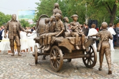 Новости  - В Казани вандалы отломили руку девочке-памятнику