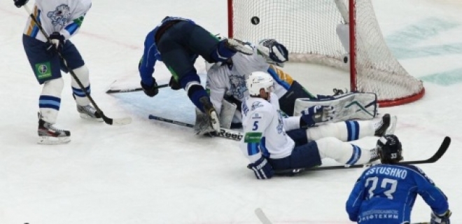 Хоккей: "Нефтехимик" одолел "Барыс"