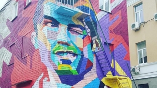 В Казани появилось трехэтажное граффити с изображением Роналду