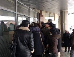 Новости  - У закрытых офисов «Татфондбанка» дежурят очереди вкладчиков