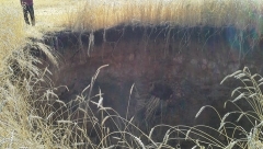 Новости Происшествия - В поле под Буинском обнаружили провал земли в 6 метров