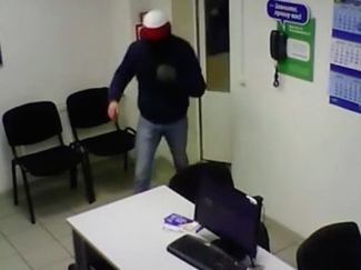 Полиция Казани разыскивает парня, совершившего дерзкий налёт на центр выдачи кредитов