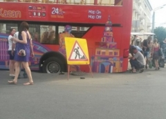 Новости  - 2-этажный экскурсионный автобус провалился в асфальт отремонтированной к Универсиаде улицы