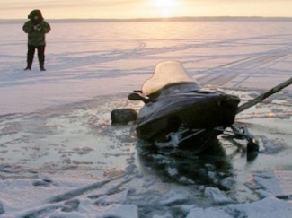 В РТ рыбак спас провалившихся на снегоходе под лёд мужчину с ребёнком