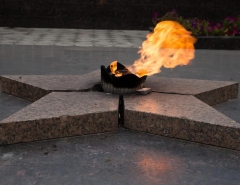 Новости  - В Татарстане вандалы погрели ноги на Вечном огне и сняли это на камеру