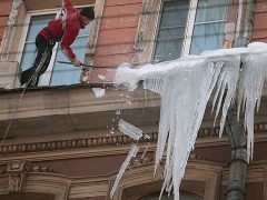 Новости  - Власти Казани просят горожан сообщать о сосульках на крышах