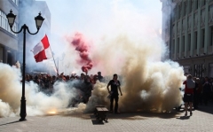 Новости  - Фанаты «Спартака» устроили пьяную драку возле железнодорожного вокзала Казани