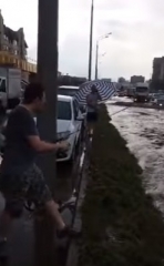 Новости  - Казанцы выловили рыбу после дождя на Южной трассе