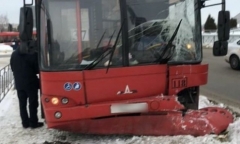 В Казани автобус врезался в столб