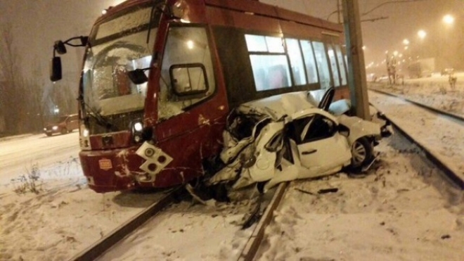 Ночью в столице Татарстана автомобиль Datsun превратился в смятку после столкновения с трамваем