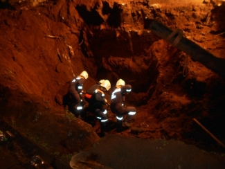 В Набережных челнах двух человек засыпало песком