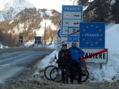 Новости  - Татарстанские велокругосветчики передают приветы из Парижа