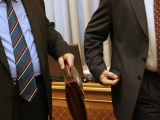 Главам местных администраций разрешат работать по контракту и после 70 лет