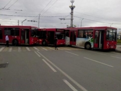Новости  - В центре Казани три автобуса, задев друг друга, перекрыли  улицу