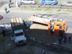 Новости  - В Казани груженый КАМАЗ перевернулся рядом с остановкой